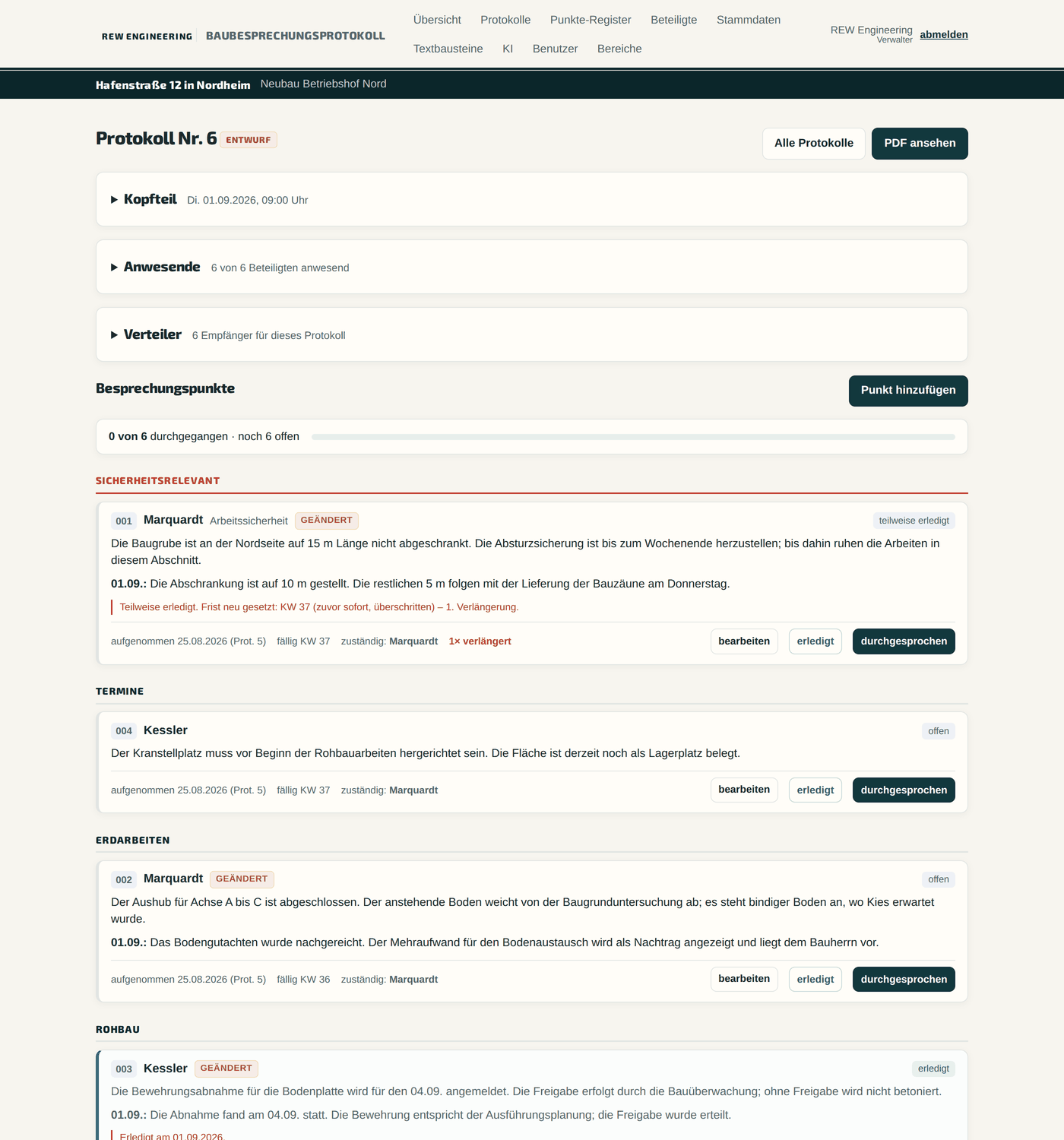 Das laufende Protokoll im Browser: sicherheitsrelevante Punkte zuoberst, darunter die Kategorien mit Verantwortlichem, Frist und dem Text der Vorwoche samt datierter Ergänzung.